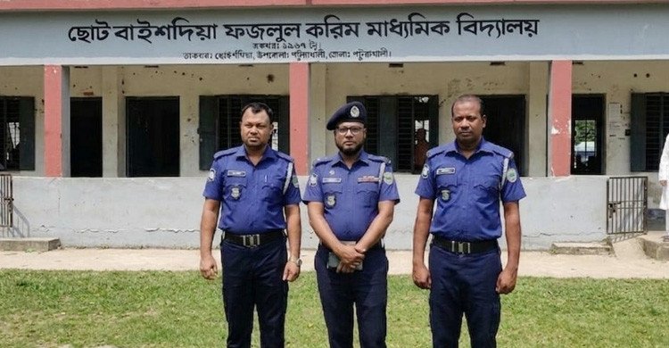 পরীক্ষাকেন্দ্রে পুলিশের কড়া নিরাপত্তা, স্বস্তিতে শিক্ষার্থী ও অভিভাবক