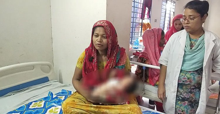 বিকলাঙ্গ সন্তানকে বাবার অস্বীকৃতি, ঢাল হয়ে দাঁড়ালেন মা