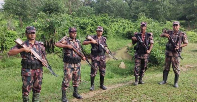 লালমনিরহাট সীমান্তে ভারতীয় চোরাকারবারীদের লক্ষ্য করে বিজিবির গুলি 