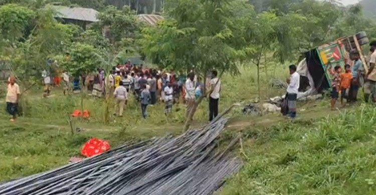 ঢাকা-টাঙ্গাইল মহাসড়কে রডবোঝাই ট্রাক উলটে নিহত ১৫ 