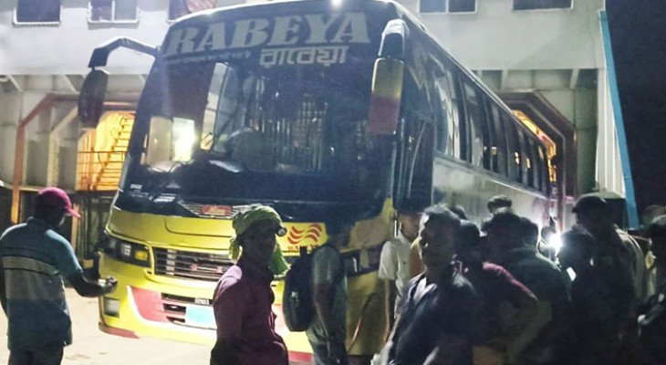 রাজবাড়ীর দৌলতদিয়া ফেরিঘাটে ফের দুর্ঘটনার কবলে যাত্রীবাহী বাস 