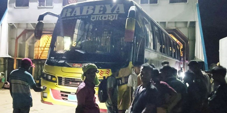রাজবাড়ীর দৌলতদিয়া ফেরিঘাটে ফের দুর্ঘটনার কবলে যাত্রীবাহী বাস 