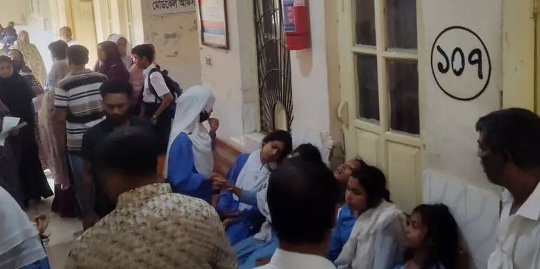 বিদ্যালয়ে ক্লাস চলাকালে হঠাৎ অসুস্থ ৭০ শিক্ষার্থী, হাসপাতালে ভর্তি