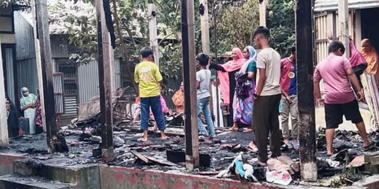 তিন সন্তানকে বাঁচিয়ে আগুনে পুড়ে মারা গেলেন বাবা-মা 
