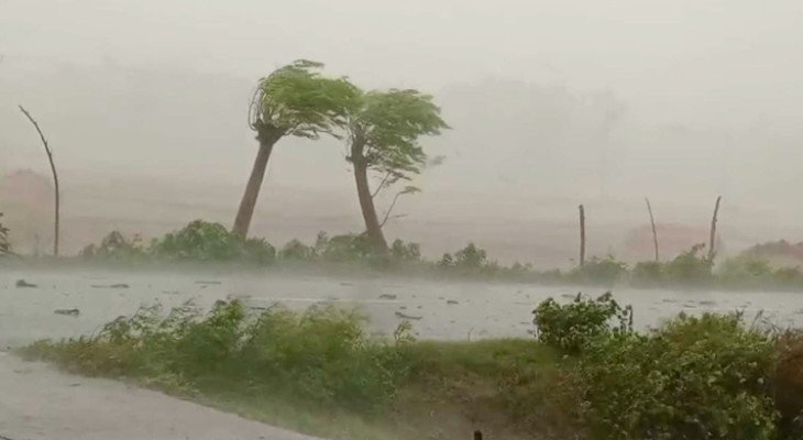 দুপুরের মধ্যে ৩ জেলায় ঝড়ের শঙ্কা
