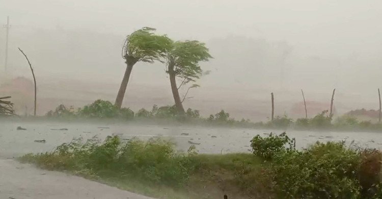 দুপুরের মধ্যে ৩ জেলায় ঝড়ের শঙ্কা