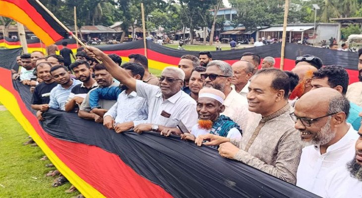 মাগুরার আমজাদ বানালেন সাড়ে ৭ কিলোমিটার জার্মানির পতাকা 
