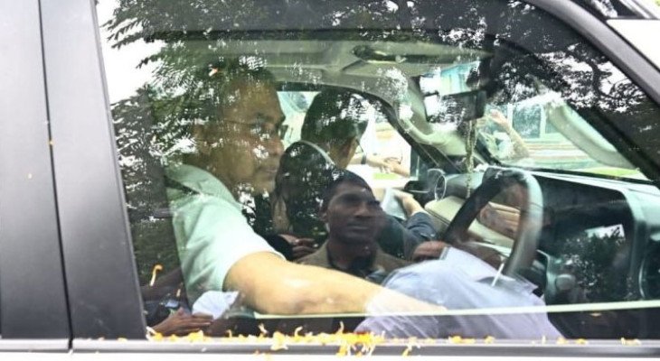 কক্সবাজারে স্বরাষ্ট্রমন্ত্রীকে পাশে বসিয়ে গাড়ি চালালেন প্রধানমন্ত্রী 