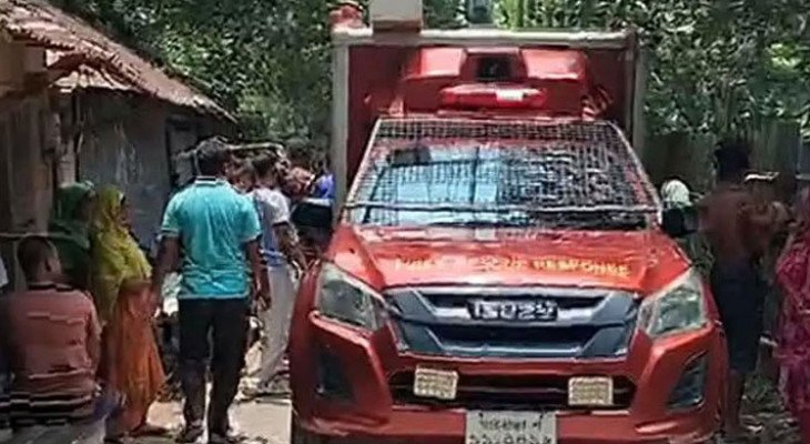 গাইবান্ধায় পছন্দের ফুটবল দলের পতাকা টানাতে গিয়ে জ্ঞান হারালেন যুবক 