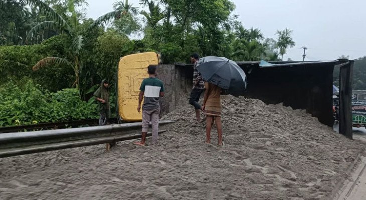 কুড়িগ্রামে ট্রাক উল্টে রেললাইন ব্লক, ভোগান্তিতে শত শত যাত্রী 