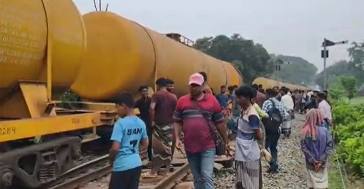 ঝিনাইদহে মালবাহী ট্রেন লাইনচ্যুত, খুলনার সঙ্গে উত্তরবঙ্গের রেল যোগাযোগ বন্ধ  