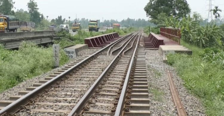 টাঙ্গাইলে ট্রেনে কাটা পড়ে গৃহবধূর মৃত্যু, পাশেই মিলল আরেক অজ্ঞাত নারীর মরদেহ   