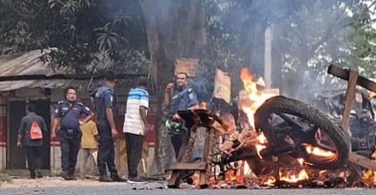 গাইবান্ধায় জমি সংক্রান্ত বিরোধে কলেজছাত্রকে ছুরিকাঘাতে হত্যার প্রতিবাদে বিক্ষোভ