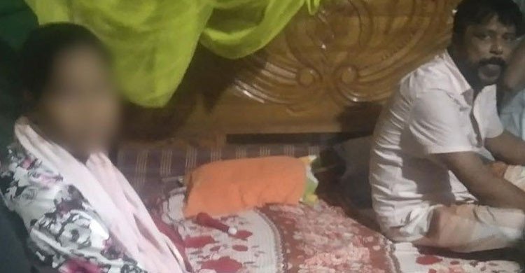 পরকীয়ার সময় ইউনিয়ন বিএনপি নেতা হাতেনাতে ধরা 