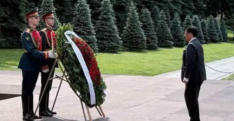 দ্বিতীয় বিশ্বযুদ্ধে শহীদ সৈনিকদের প্রতি শ্রদ্ধা জানিয়েছেন পররাষ্ট্রমন্ত্রী