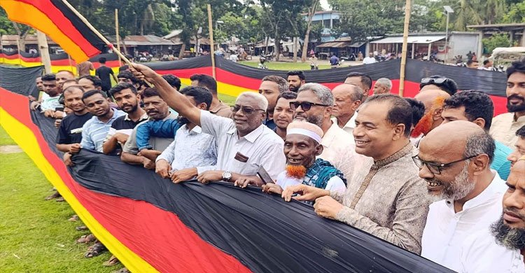 মাগুরার আমজাদ বানালেন সাড়ে ৭ কিলোমিটার জার্মানির পতাকা 