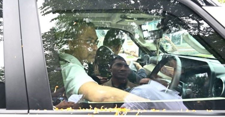 কক্সবাজারে স্বরাষ্ট্রমন্ত্রীকে পাশে বসিয়ে গাড়ি চালালেন প্রধানমন্ত্রী 