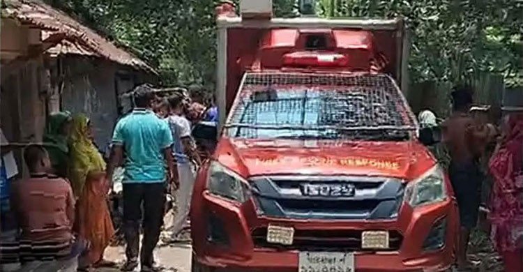 গাইবান্ধায় পছন্দের ফুটবল দলের পতাকা টানাতে গিয়ে জ্ঞান হারালেন যুবক 