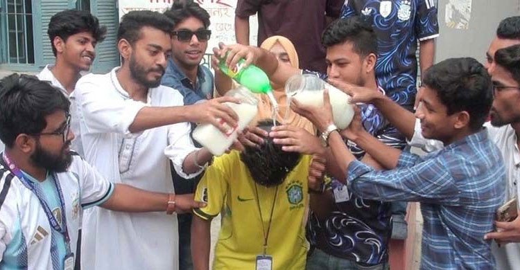 প্রেমিকার কথায় দুধ-সেভেন আপ দিয়ে গোসল, শপথবাক্য পাঠ করে ব্রাজিল ছাড়লেন যুবক 