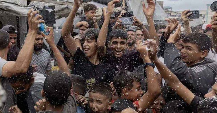 মিঠা পানির জন্য হাহাকারের মাঝেই স্রষ্টার এক বিশেষ রহমতের দেখা মিলল গাজায়