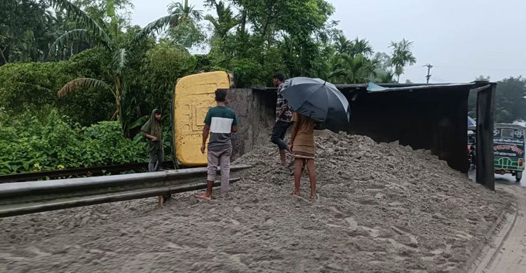 কুড়িগ্রামে ট্রাক উল্টে রেললাইন ব্লক, ভোগান্তিতে শত শত যাত্রী 