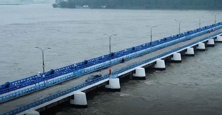 হঠাৎ উজানের ঢলে বাড়তে শুরু করেছে তিস্তার পানি  