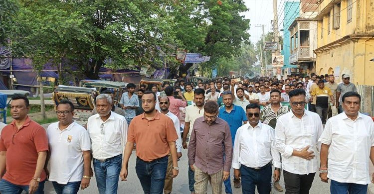 অপসংস্কৃতি বন্ধ করে সুস্থ ধারার রাজনীতি চর্চার দাবিতে নওগাঁয় যুবদলের বিক্ষোভ  