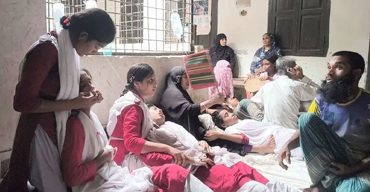 বডি স্প্রের তীব্র ঘ্রাণে বরিশালে অসুস্থ নবম শ্রেণির ১৩ শিক্ষার্থী 