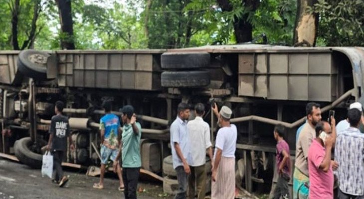চট্টগ্রামে নিয়ন্ত্রণ হারিয়ে পর্যটকবাহী বাস উল্টে আহত ১৫  