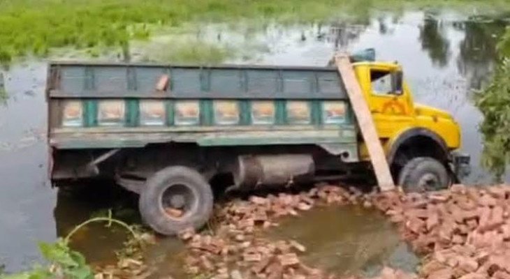 ব্রাহ্মণবাড়িয়ায় ইটবোঝাই ট্রাক খাদে পড়ে ২ শ্রমিক নিহত 