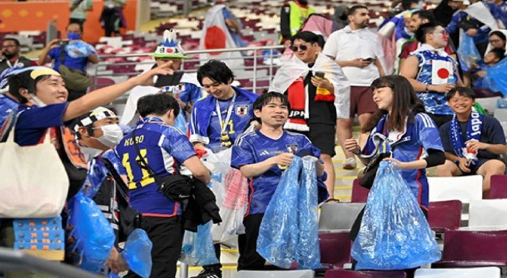 বিশ্বকাপ থেকে বাদ পরলেও গ্যালারি পরিষ্কার করতে ভুলেনি জাপানি সমর্থকরা  
