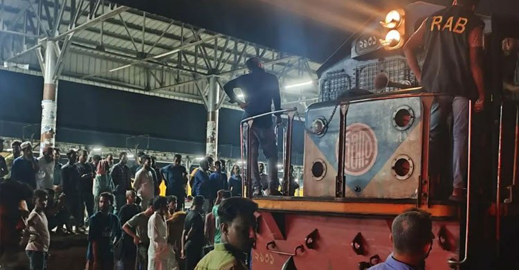 আখাউড়ায় মালবাহী ট্রেনের ইঞ্জিনে বস্তাভর্তি গাঁজা, ট্রেনচালক আটক   