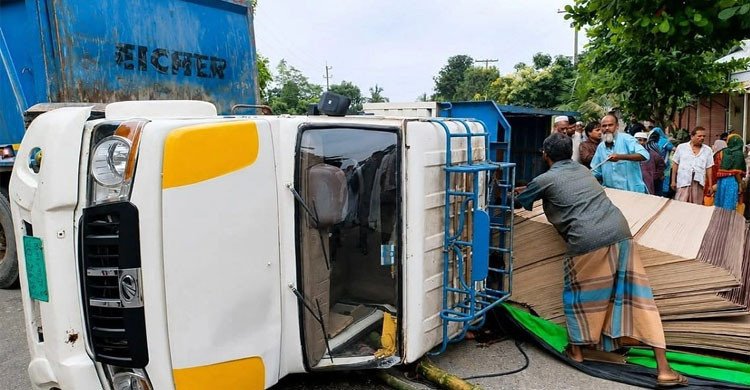 টাঙ্গাইলে রাস্তা পারাপারের সময় পিকআপ ভ্যানের চাপায় স্কুলছাত্রী নিহত  