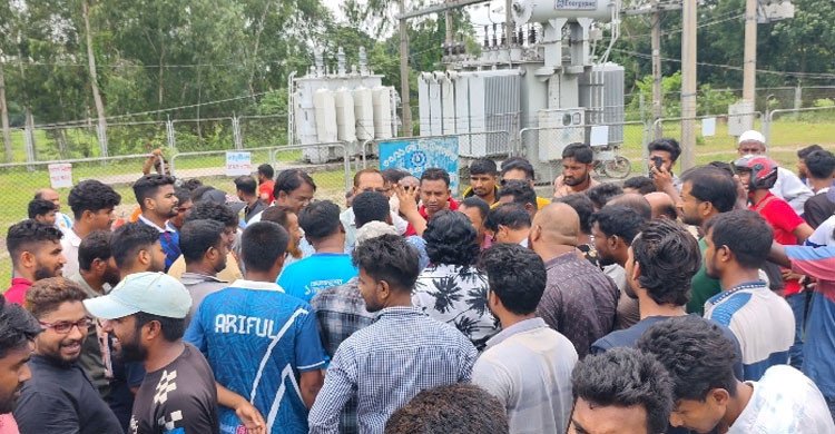 টাঙ্গাইলে লোডশেডিংয়ে অতিষ্ঠ হয়ে বিদ্যুৎ কেন্দ্র ঘেরাও করল বিক্ষুব্ধ জনতা  
