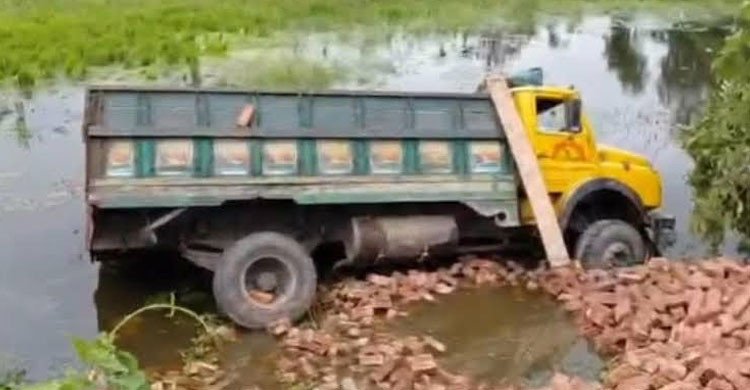 ব্রাহ্মণবাড়িয়ায় ইটবোঝাই ট্রাক খাদে পড়ে ২ শ্রমিক নিহত 