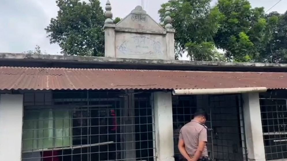 খুলনায় নামাজরে সময় মসজিদে ঢুকে দুই মুসল্লিকে গুলি, আহত একজনকে ঢাকায় স্থানান্তর