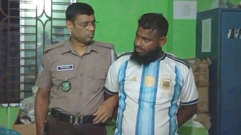 বরিশালে ৮০০ পিস ইয়াবাসহ আর্জেন্টিনা সমর্থক গ্রেপ্তার, পলাতক নারী সহযোগী