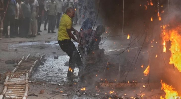 দিল্লি অগ্নিকাণ্ড: বাথরুমে মিলল দম্পতির শেষ আলিঙ্গন অবস্থায় মরদেহ!