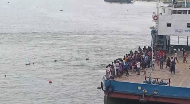 দৌলতদিয়া ফেরিঘাটে আবারও নিয়ন্ত্রণ হারিয়ে পদ্মায় পড়ল যাত্রীবাহী বাস