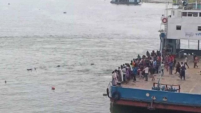 দৌলতদিয়া ফেরিঘাটে আবারও নিয়ন্ত্রণ হারিয়ে পদ্মায় পড়ল যাত্রীবাহী বাস