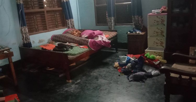 গভীর রাতে গোবিন্দগঞ্জে দুঃসাহসিক ডাকাতি, জিম্মি করে লাখ টাকার মালামাল লুট