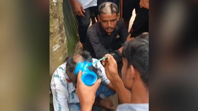 মোবাইল চোরের মাথা ন্যাড়া করে আঁকা হলো আর্জেন্টিনার পতাকা