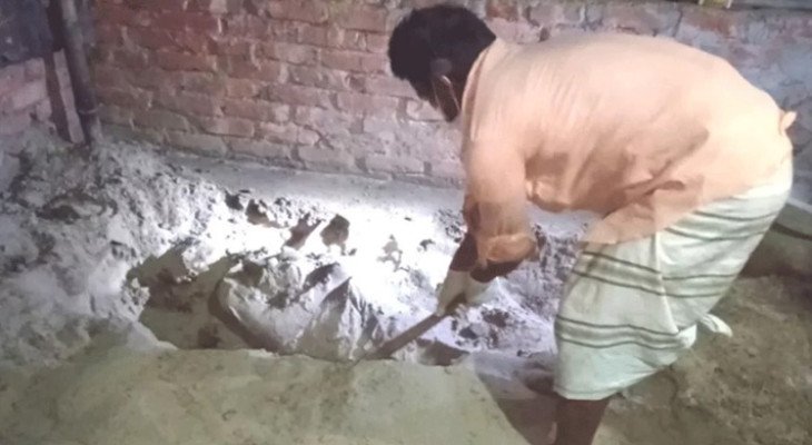 নীলফামারীতে ছেলের ঘরের মেঝে খুড়ে মায়ের লাশ উদ্ধার, ছেলে পলাতক