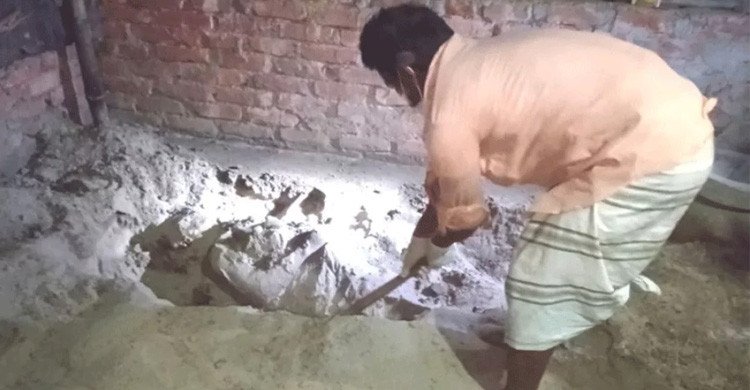 নীলফামারীতে ছেলের ঘরের মেঝে খুড়ে মায়ের লাশ উদ্ধার, ছেলে পলাতক