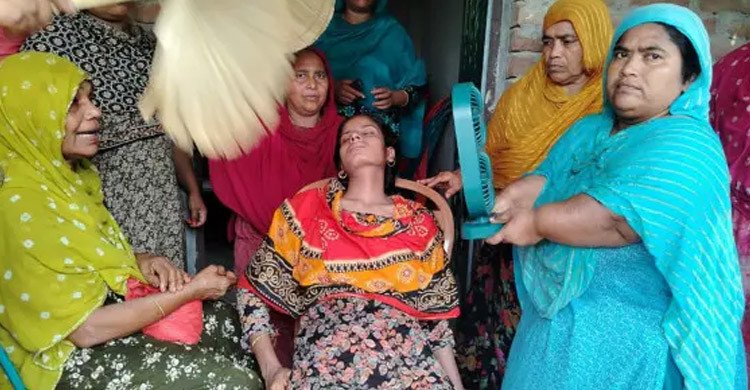 পাবনায় শিক্ষার্থীকে শাসনের জেরে শিক্ষিকাকে গলায় ওড়না পেঁচিয়ে মারধর, আহত ৩