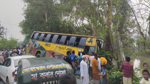 সিরাজগঞ্জে বাসের ধাক্কায় প্রাণ গেল ৩ অটোরিকশা যাত্রীর
