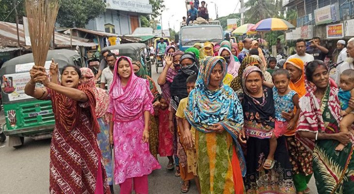 বরিশালে ছাত্রদল নেতাদের বিরুদ্ধে নারীদের ঝাড়ু মিছিল 