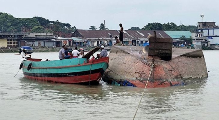 চাঁদপুরে মেঘনার ঘূর্ণিস্রোতে ৫ হাজার বস্তা ধান-চালসহ কার্গোডুবি