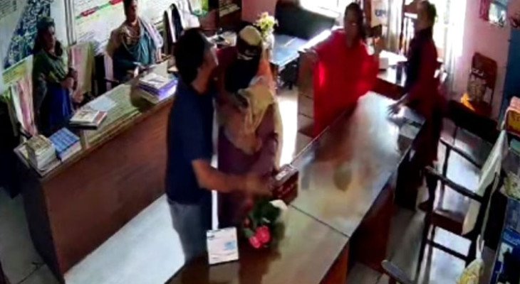চুয়াডাঙ্গায় অফিসকক্ষে ঢুকে প্রধান শিক্ষিকাকে চড় মারলেন অভিভাবক  