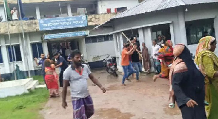 বরিশালে আসামির মৃত্যুর গুজবকে কেন্দ্র করে গ্রামবাসী ও পুলিশের সংঘর্ষে আহত ১২